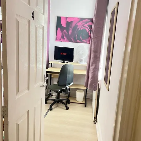 Budget Private Bedrooms W Dedicated Bath Mediacity, Mufc Salford * Manchester