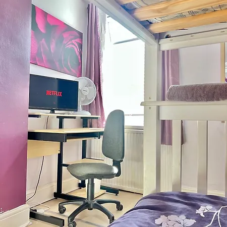 Homestay Budget Private Bedrooms W Dedicated Bath Mediacity, Mufc Salford *