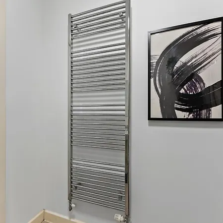 Sleek And Stylish 3 Bed In - Parking * Manchester