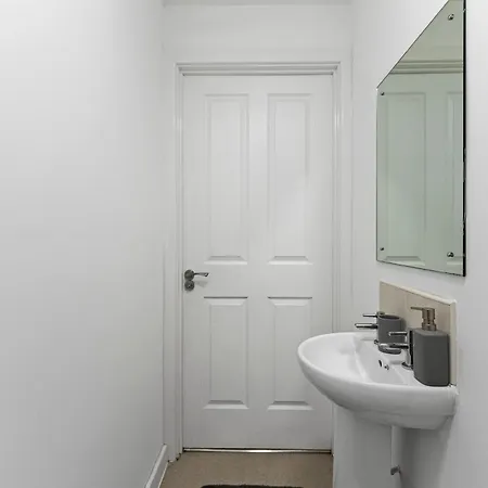 Sleek And Stylish 3 Bed In - Parking Nyaraló