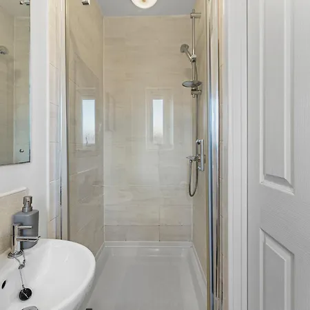Sleek And Stylish 3 Bed In - Parking Nyaraló