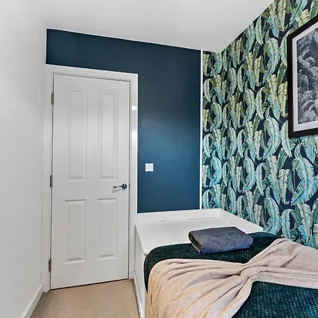 Nyaraló Sleek And Stylish 3 Bed In - Parking Manchester
