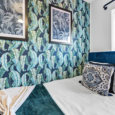 Sleek And Stylish 3 Bed In - Parking
