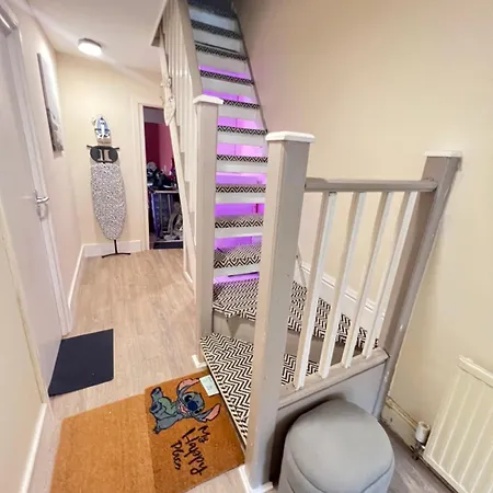 Budget Private Bedrooms W Dedicated Bath Mediacity, Mufc Salford Manchester