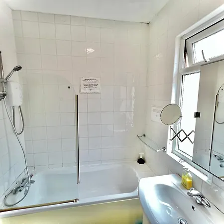 Budget Private Bedrooms W Dedicated Bath Mediacity, Mufc Salford Manchester