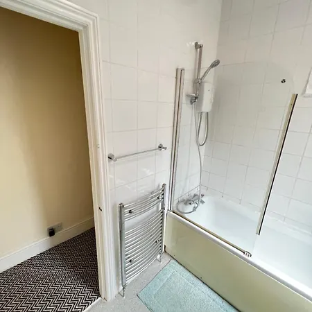 Budget Private Bedrooms W Dedicated Bath Mediacity, Mufc Salford *