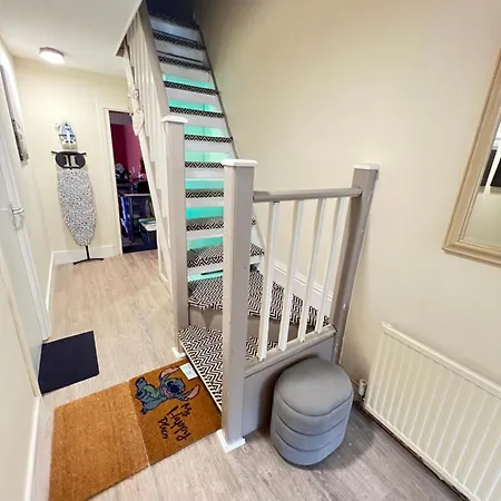 Budget Private Bedrooms W Dedicated Bath Mediacity, Mufc Salford Homestay *