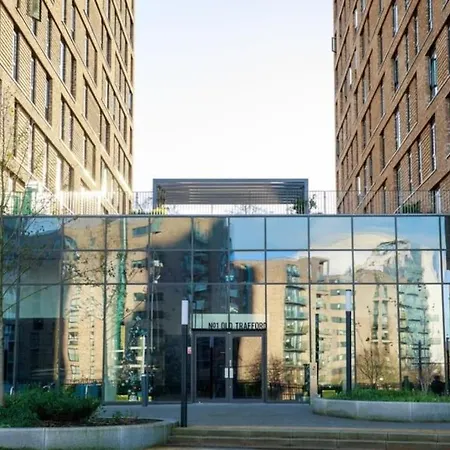 Modern Trafford 1br Apartment-free Parking-cinema *