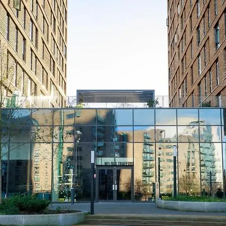 Terrace Retreat-cinema & Free Parking *