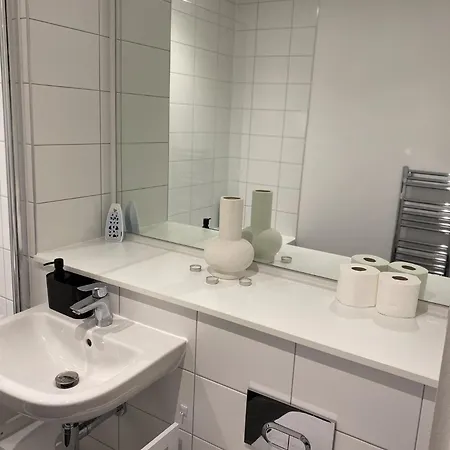 Terrace Retreat-cinema & Free Parking *