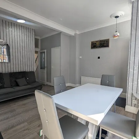 アパート 2 Bed 1 Bath Terraced *