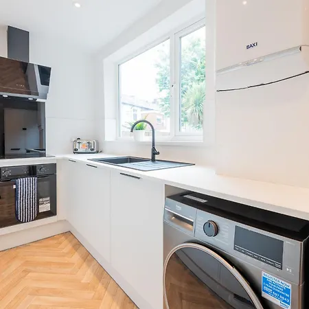 Apartment Modern Salford 3 Bedroom House, 3 Bathroom, Easy Access, Ideal For Contractors & Long - Nordstay *