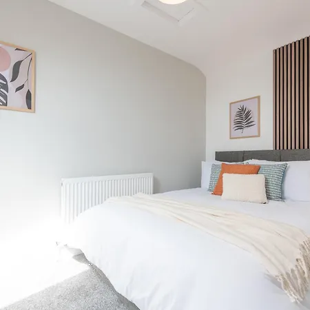 Modern Salford 3 Bedroom House, 3 Bathroom, Easy Access, Ideal For Contractors & Long - Nordstay * Manchester