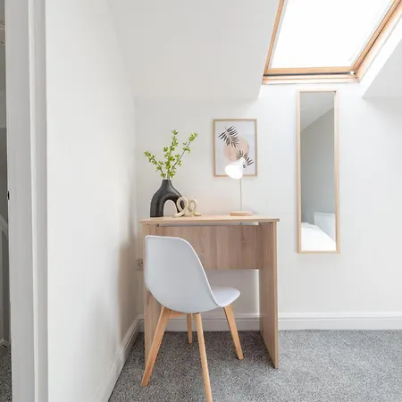 Modern Salford 3 Bedroom House, 3 Bathroom, Easy Access, Ideal For Contractors & Long - Nordstay Apartment Manchester