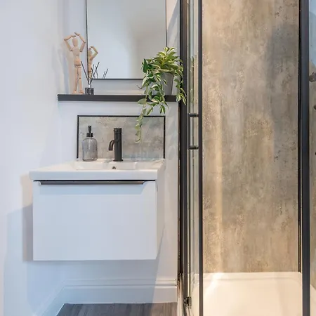 Modern Salford 3 Bedroom House, 3 Bathroom, Easy Access, Ideal For Contractors & Long - Nordstay *