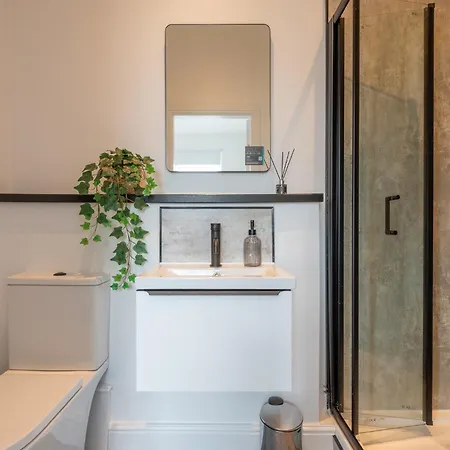 Modern Salford 3 Bedroom House, 3 Bathroom, Easy Access, Ideal For Contractors & Long - Nordstay * Manchester