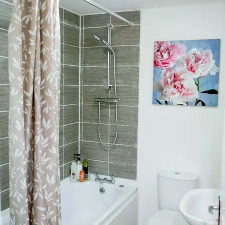 The Wynne House - 3 Bedroom Luxury House With 5 Beds & Free Parking Near Centre, And A Walking Distance To The Etihad Stadium & Coop Live Arena *