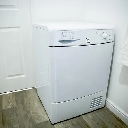 The Wynne House - 3 Bedroom Luxury House With 5 Beds & Free Parking Near Centre, And A Walking Distance To The Etihad Stadium & Coop Live Arena بيت للعطل *