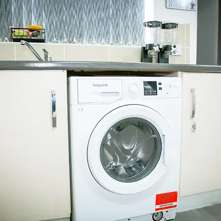 The Wynne House - 3 Bedroom Luxury House With 5 Beds & Free Parking Near Centre, And A Walking Distance To The Etihad Stadium & Coop Live Arena Дом отдыха