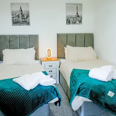 Ferienhaus The Wynne House - 3 Bedroom Luxury House With 5 Beds & Free Parking Near Centre, And A Walking Distance To The Etihad Stadium & Coop Live Arena *