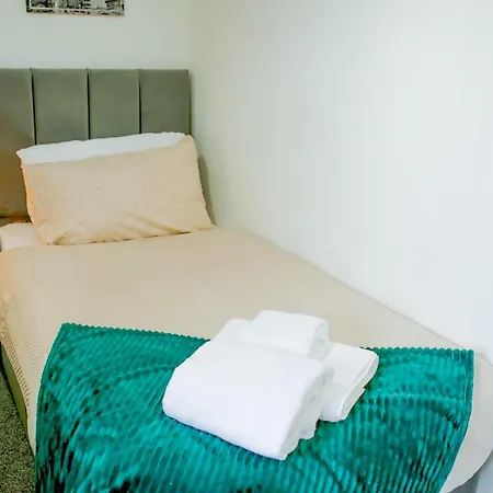 Ferienhaus The Wynne House - 3 Bedroom Luxury House With 5 Beds & Free Parking Near Centre, And A Walking Distance To The Etihad Stadium & Coop Live Arena Manchester