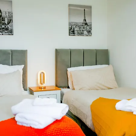 The Wynne House - 3 Bedroom Luxury House With 5 Beds & Free Parking Near Centre, And A Walking Distance To The Etihad Stadium & Coop Live Arena *