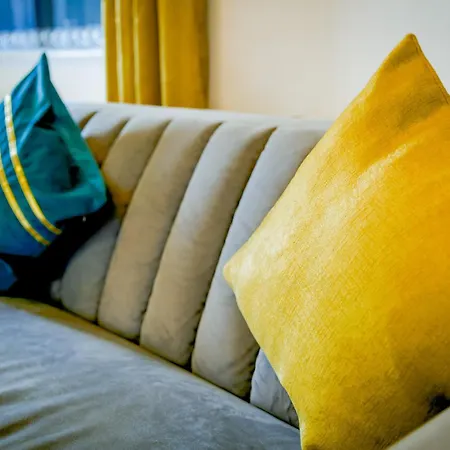 The Wynne House - 3 Bedroom Luxury House With 5 Beds & Free Parking Near Centre, And A Walking Distance To The Etihad Stadium & Coop Live Arena *