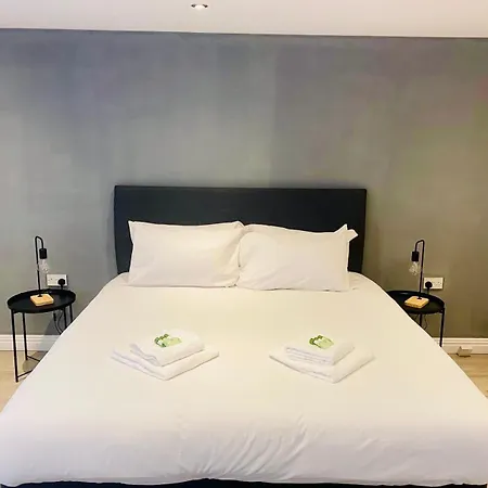 2 Bedroom Spacious Apartment, Close To City Center Manchester