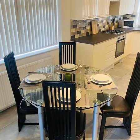 アパート 2 Bedroom Spacious Apartment, Close To City Center マンチェスター