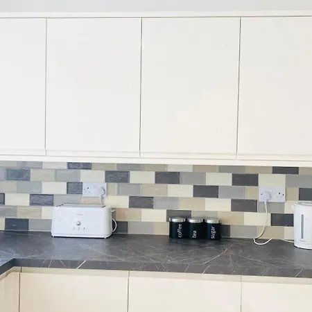 2 Bedroom Spacious Apartment, Close To City Center Manchester