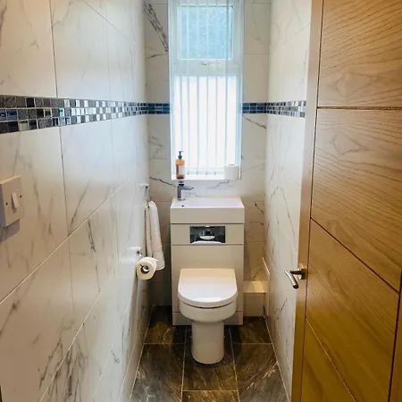 2 Bedroom Spacious Apartment, Close To City Center Apartment *