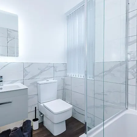 Newly Refurbished 3bedroom By The Coop Arena * מנצ'סטר