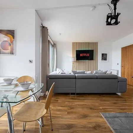 3 Bed Penthouse,near City Centre,etihad,coop Live *