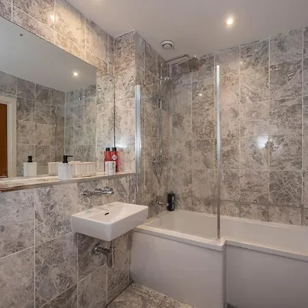 3 Bed Penthouse,near City Centre,etihad,coop Live
