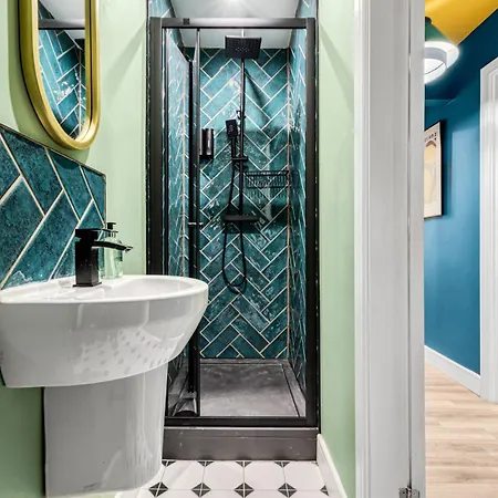 Дом отдыха Amazonian Luxury Family Mcr Centre Etihad Free Parking