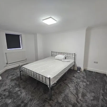 Spacious 6 Bed-r Great Amenities Apartment