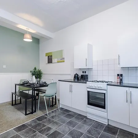 New! Spacious House In By 53 Degrees Property, Ideal For Long Term & Business! *