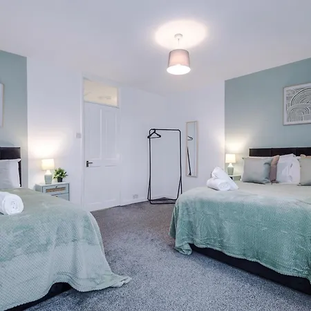 New! Spacious House In By 53 Degrees Property, Ideal For Long Term & Business! *