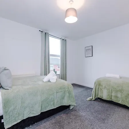 New! Spacious House In By 53 Degrees Property, Ideal For Long Term & Business! Ferienhaus