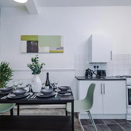 New! Spacious House In By 53 Degrees Property, Ideal For Long Term & Business! Μάντσεστερ