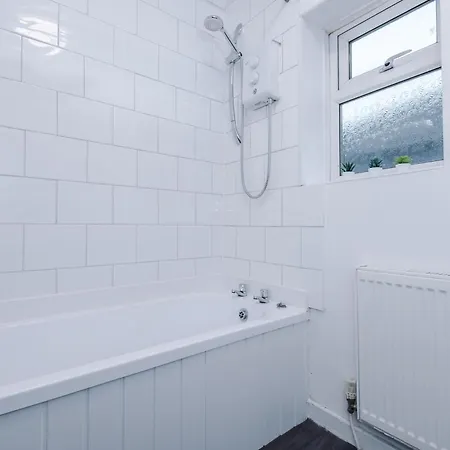 New! Spacious House In By 53 Degrees Property, Ideal For Long Term & Business!