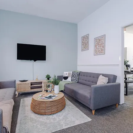 New! Spacious House In By 53 Degrees Property, Ideal For Long Term & Business! Ferienhaus