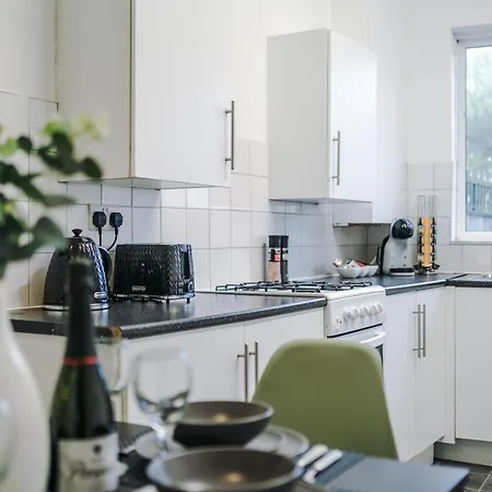 New! Spacious House In By 53 Degrees Property, Ideal For Long Term & Business! *