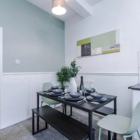 New! Spacious House In By 53 Degrees Property, Ideal For Long Term & Business! *