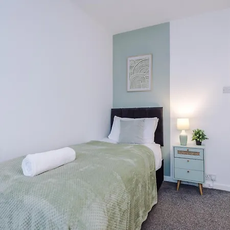 New! Spacious House In By 53 Degrees Property, Ideal For Long Term & Business!