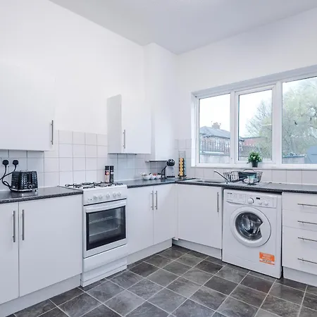 New! Spacious House In By 53 Degrees Property, Ideal For Long Term & Business! * Manchester