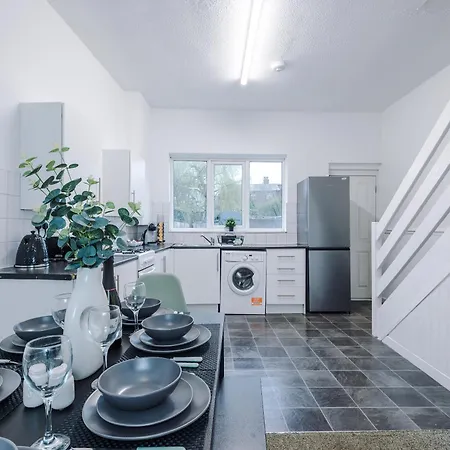New! Spacious House In By 53 Degrees Property, Ideal For Long Term & Business! Holiday home *