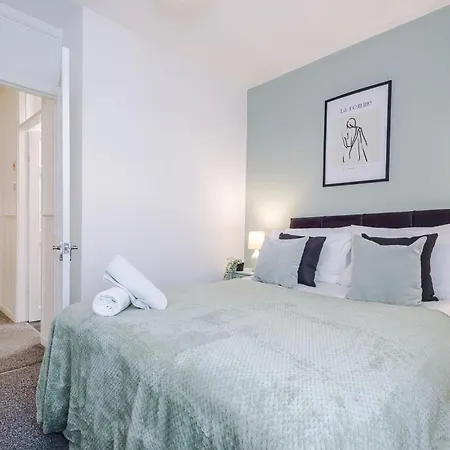 New! Spacious House In By 53 Degrees Property, Ideal For Long Term & Business! * Manchester