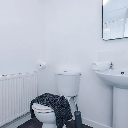 New! Spacious House In By 53 Degrees Property, Ideal For Long Term & Business! Holiday home