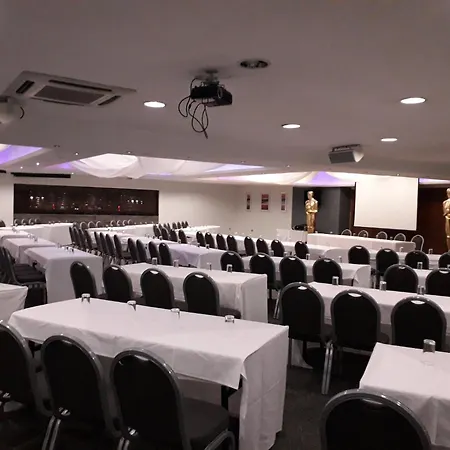 Holiday - - Oldham By Ihg Hotel 3*